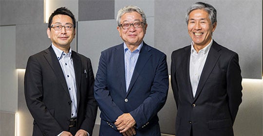 左から　KPMG　涌井、片岡氏、KPMG　内山