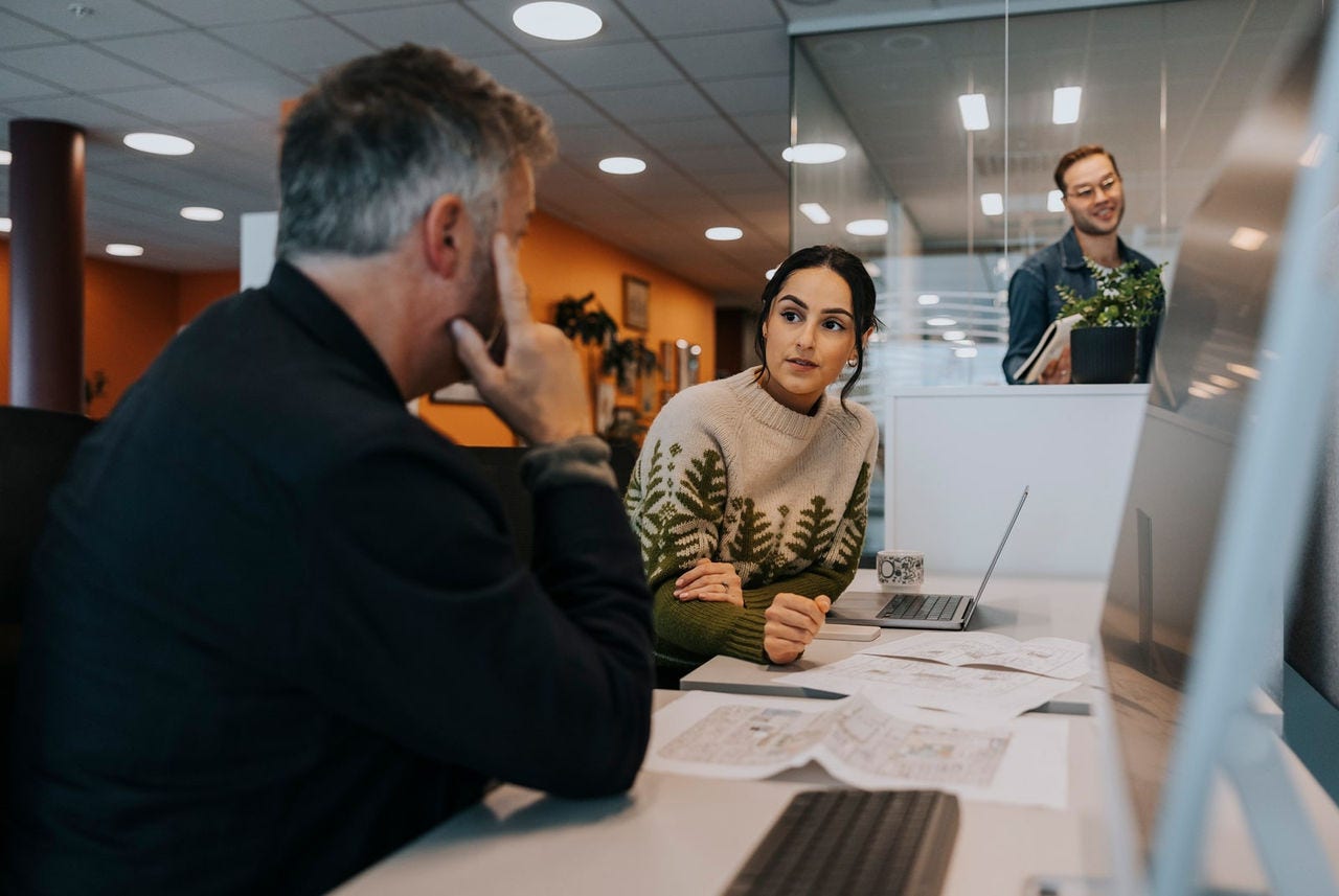 kollegaer på kontor