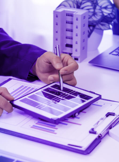 Pessoa a analisar dados num tablet