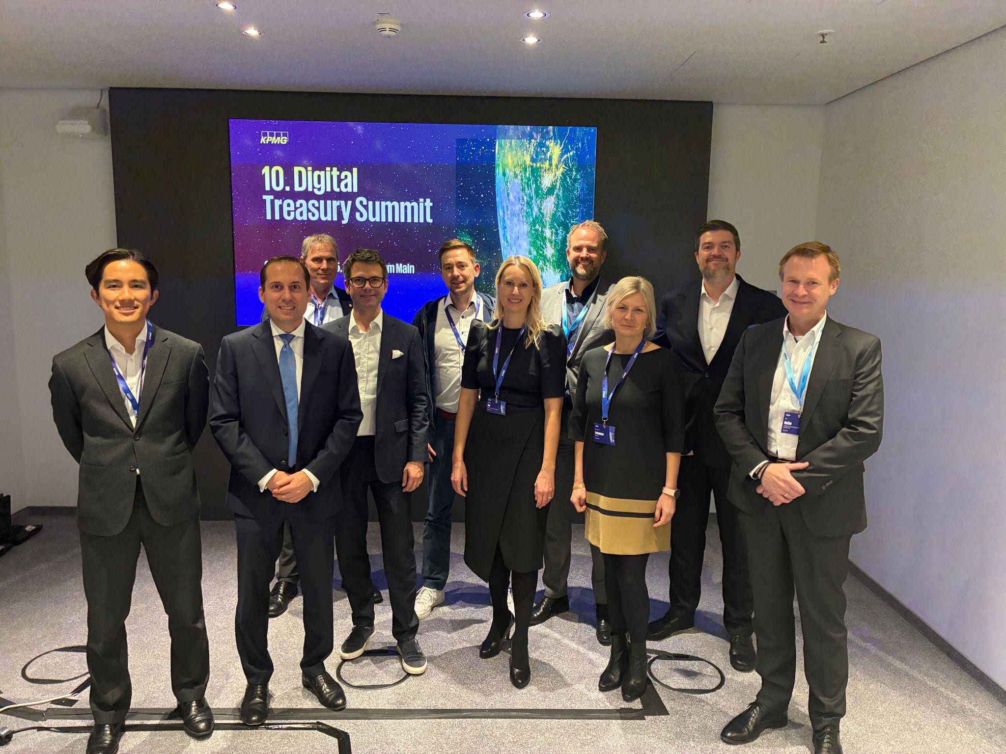 The hosts with several speakers: from left to right: Bryan Yick, ION Group; Ralph Schilling, KPMG; Alexander Burck, Bayer; Heiko von der Gracht, KPMG; Jonas Kemper, DVS; Kathrin Uhl, Siemens; Börries Többens, KPMG; Dr. Joanna Scheinker, BASF; Robert Abendroth, KPMG; Nils Bothe, KPMG