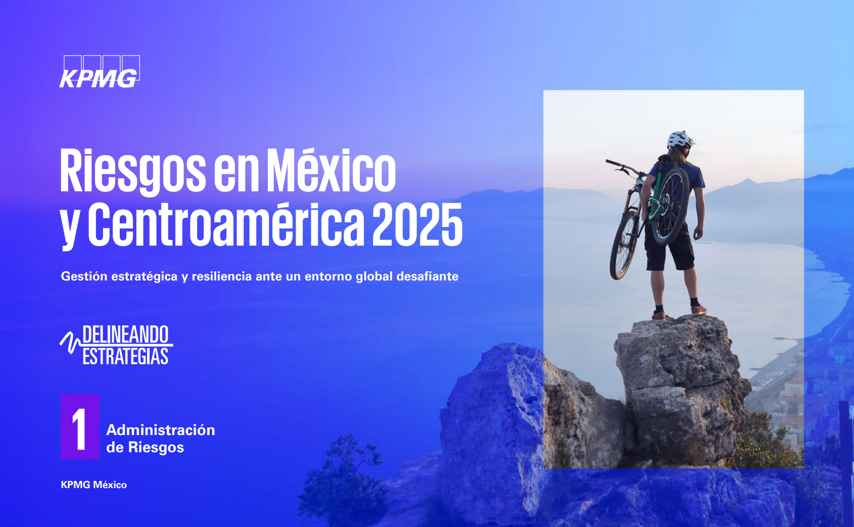 Persona de espaldas sobre una cumbre cargando su bicicleta