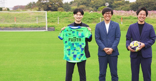 左から　KPMG　小山、湘南ベルマーレ　坂本社長、KPMG　笹木