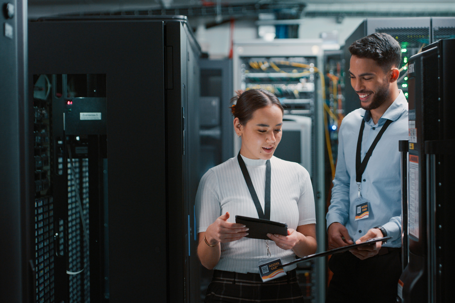 Kollegen im Serverraum