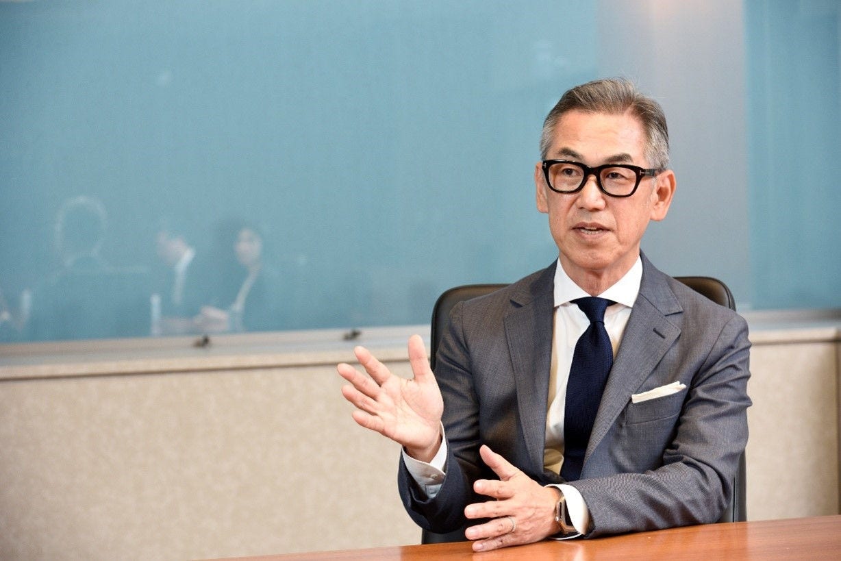 着席して発言されている姿