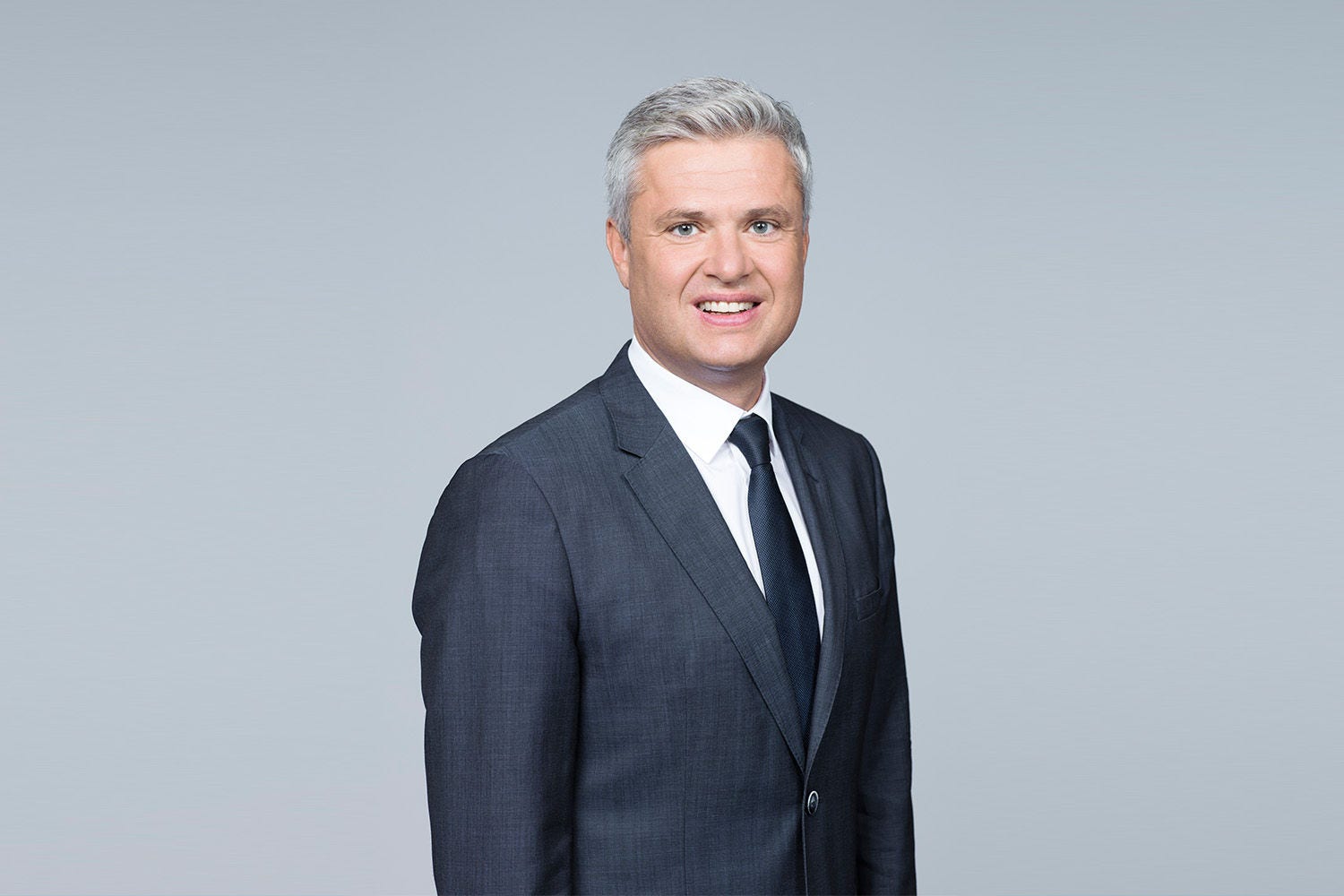 Porträt von Ulf Zehetner vor einem hellgrauen Hintergrund