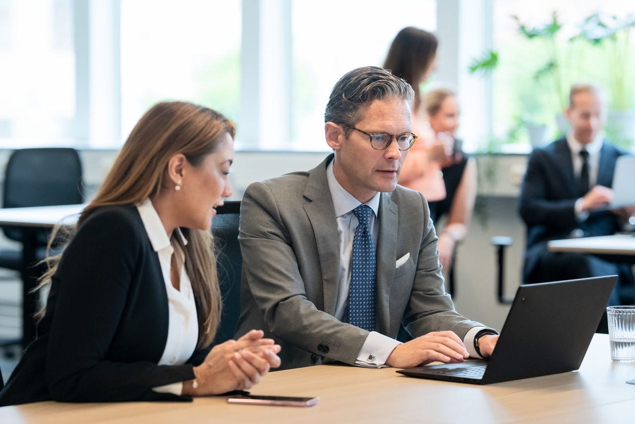 To kollegaer snakker sammen 