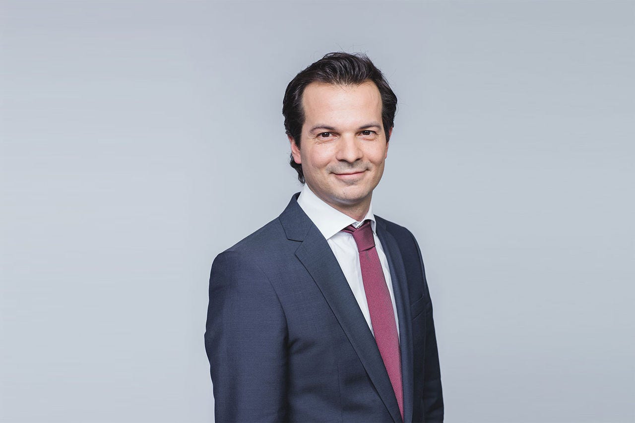 Porträt von Werner Rosar vor einem hellgrauen Hintergrund