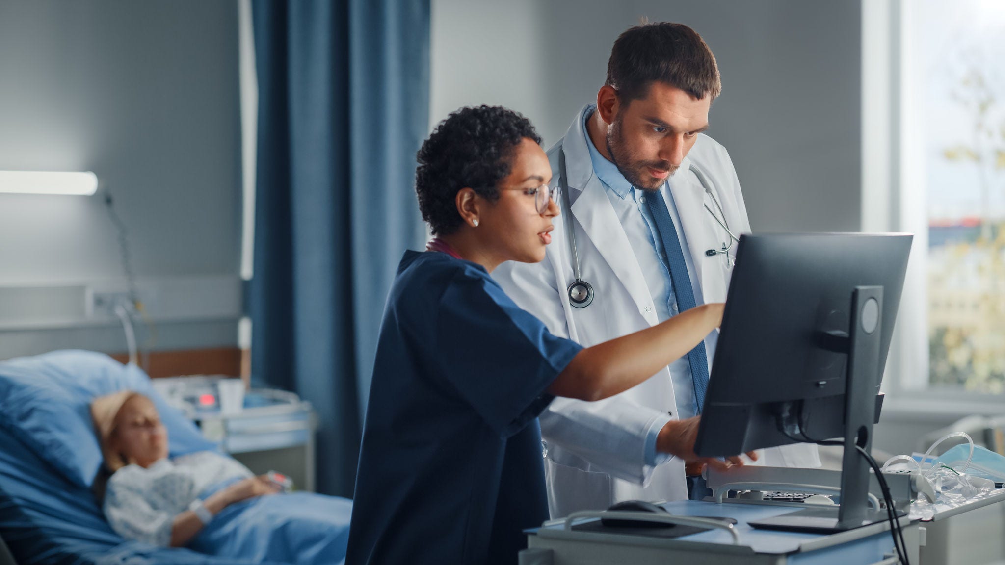 doctors-looking-at-computer-screen