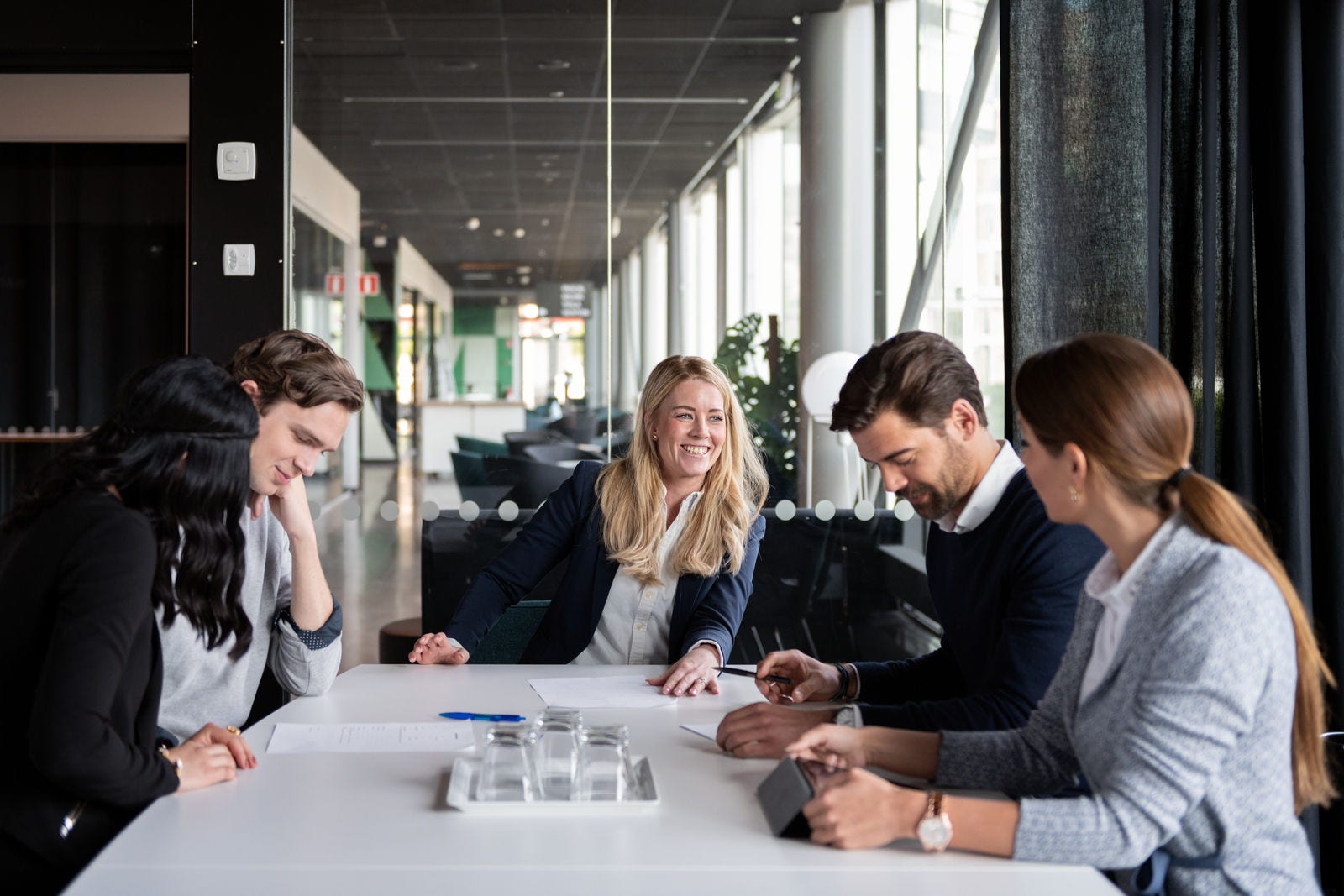 Fem personer i ett konferensrum