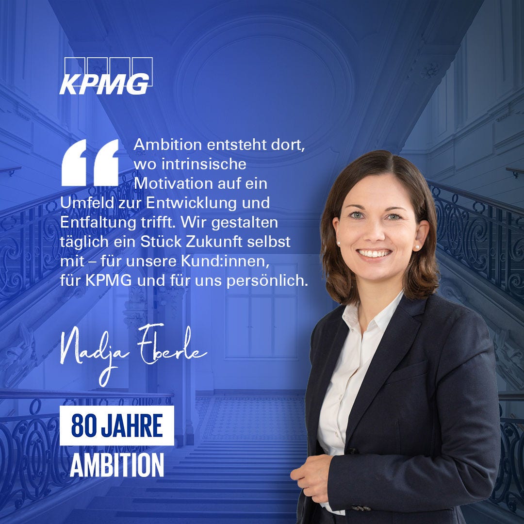 Porträt einer Person in Businesskleidung lächelnd vor blauem KPMG-Hintergrund. Zitat über Ambition: intrinsische Motivation, Entwicklung und Verantwortung für die Zukunft – für Kundschaft, KPMG und persönlich. Unten steht: „80 Jahre Ambition“.