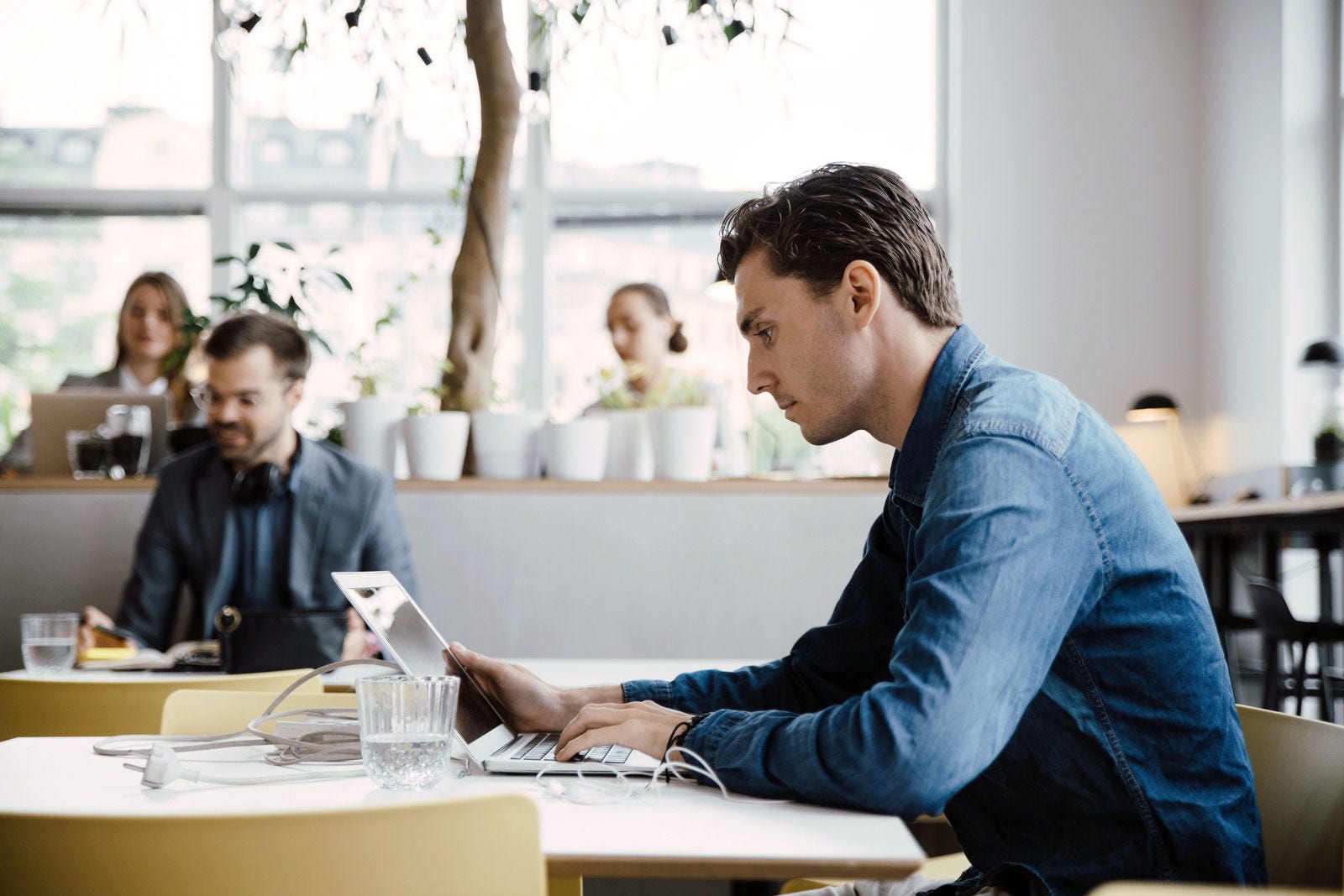 mann på kontor ser på pc