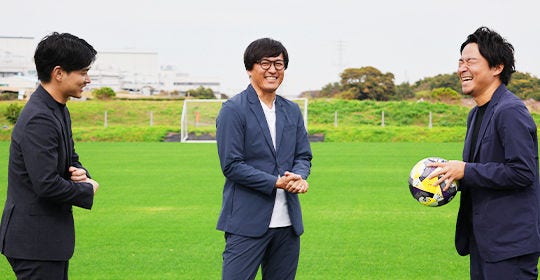 左から　KPMG　小山、湘南ベルマーレ　坂本社長、KPMG　笹木