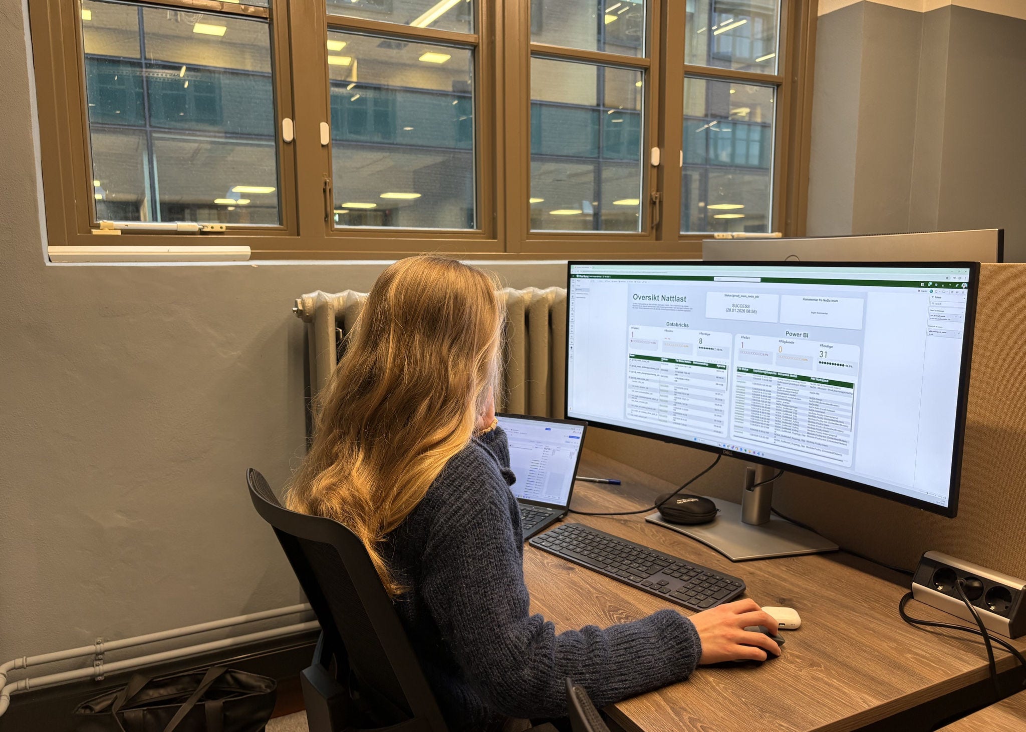 Person foran PC-skjerm