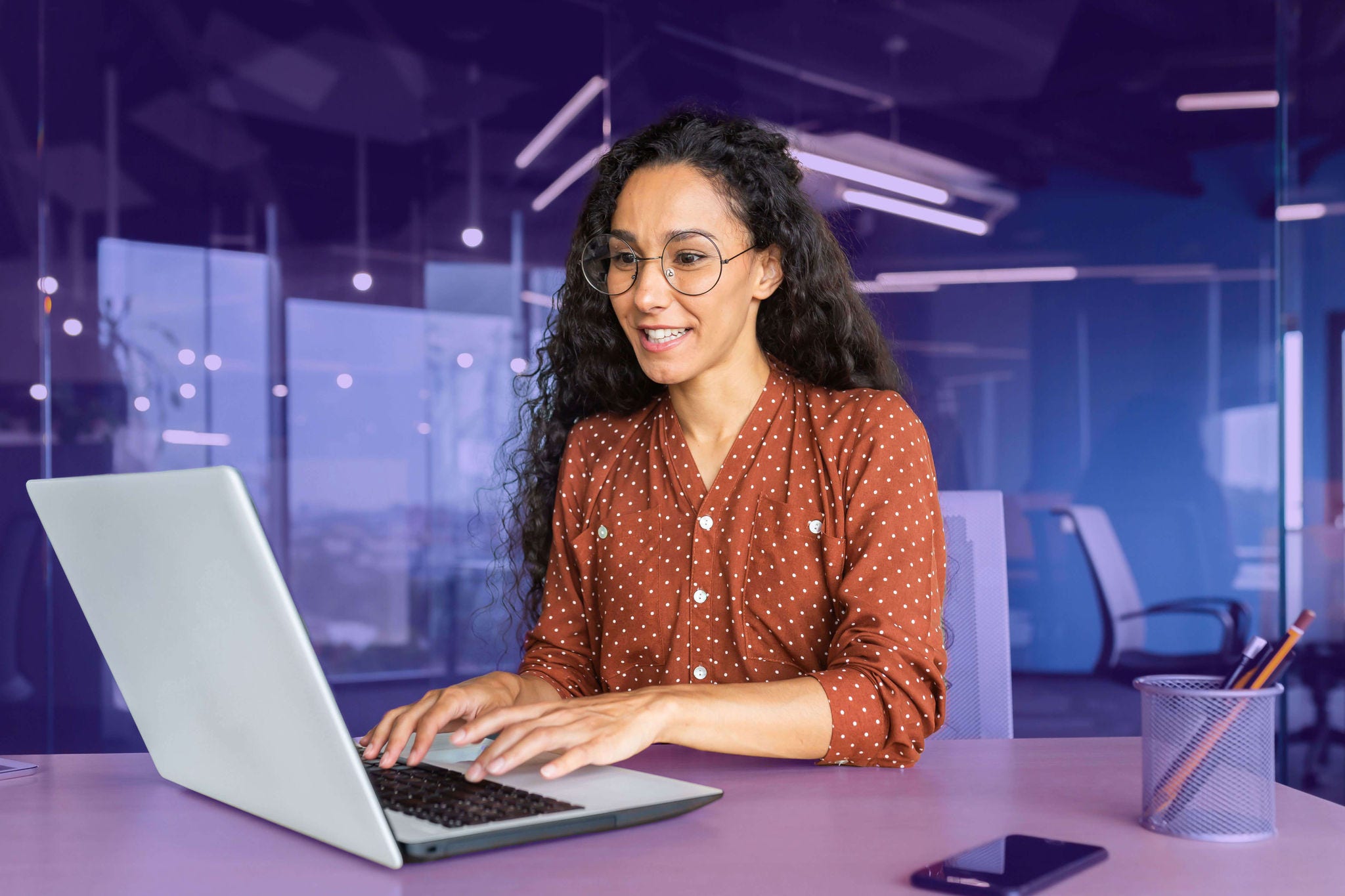 Mulher jovem a usar computador portátil.