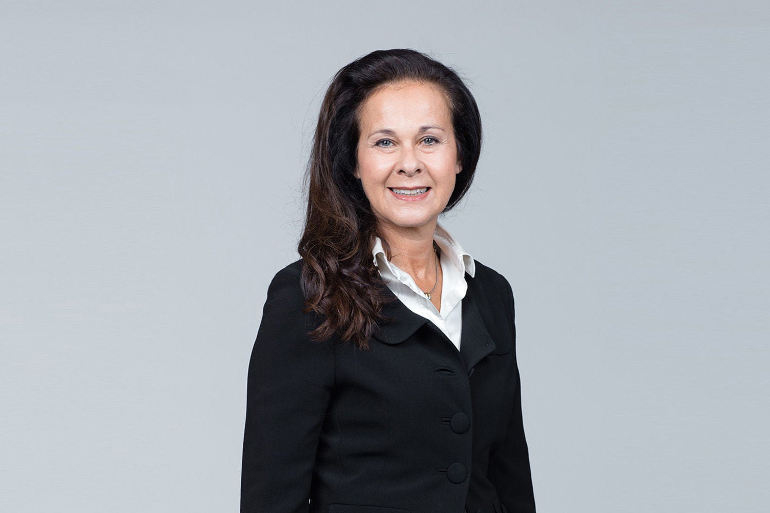 Porträt von Christiane Edelhauser vor einer hellgrauen Wand