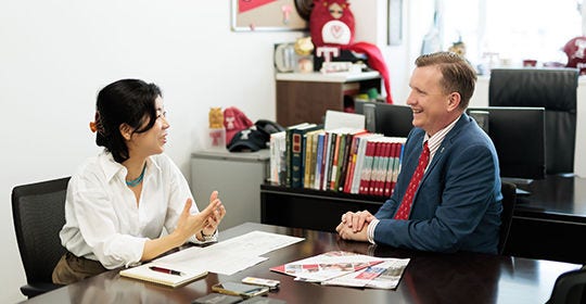 Japanese alt text: KPMG　田中、テンプル大学日本校学長　ウィルソン氏