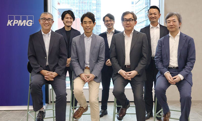 Japanese alt text: 左から　KPMG　小見門、宮崎、オートインサイト　鶴原氏、KPMG　新堀、井口、大熊、犬飼