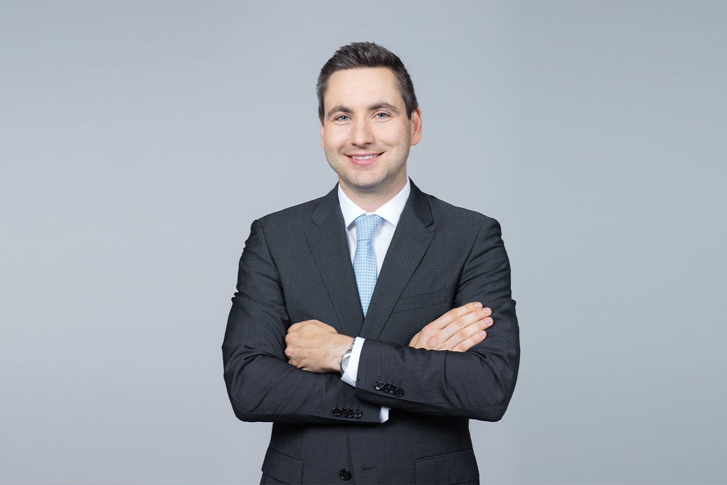 Porträt von Roman Lampel vor einem hellgrauen Hintergrund