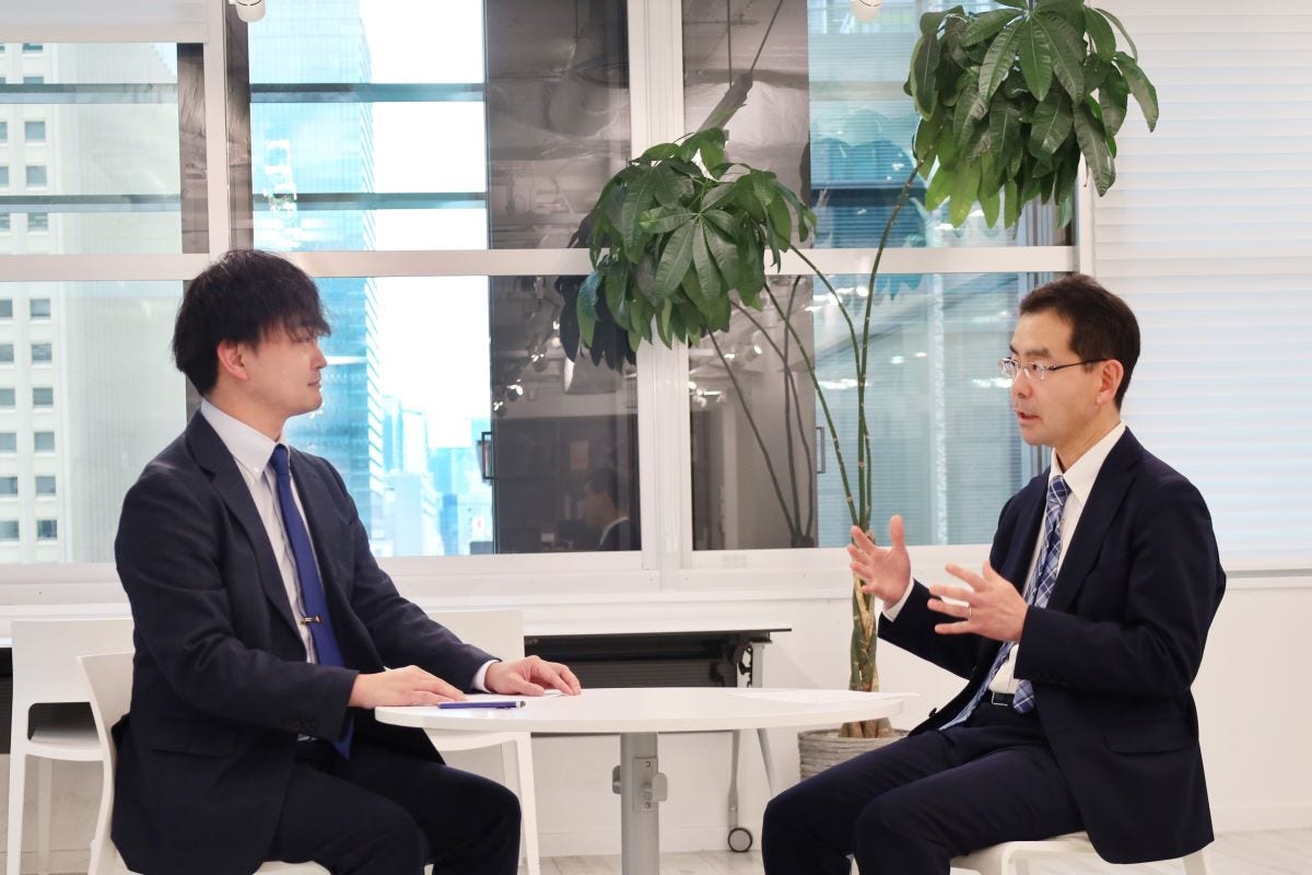 向かい合う対談者