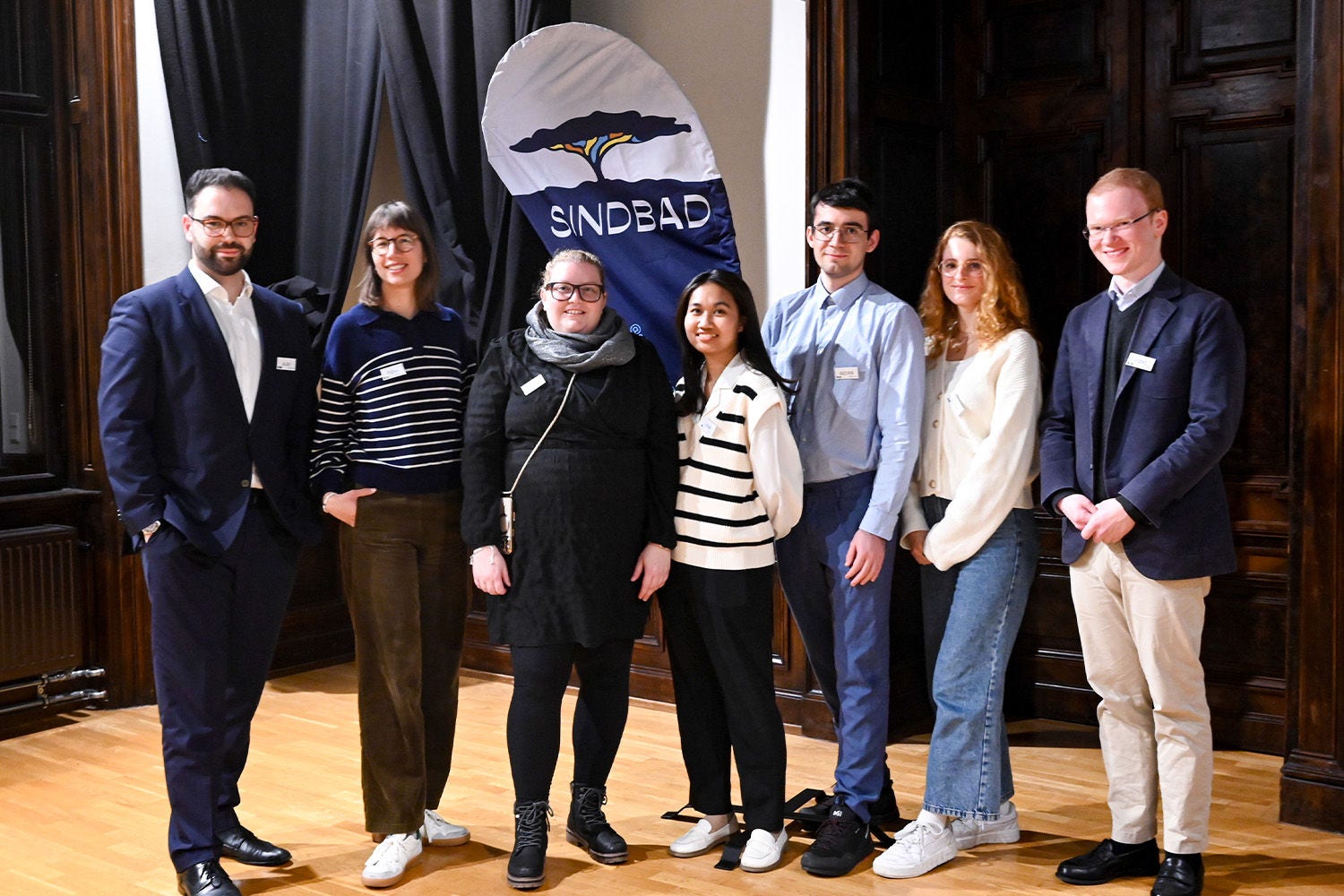 Lisa und Franziska mit Laptop
