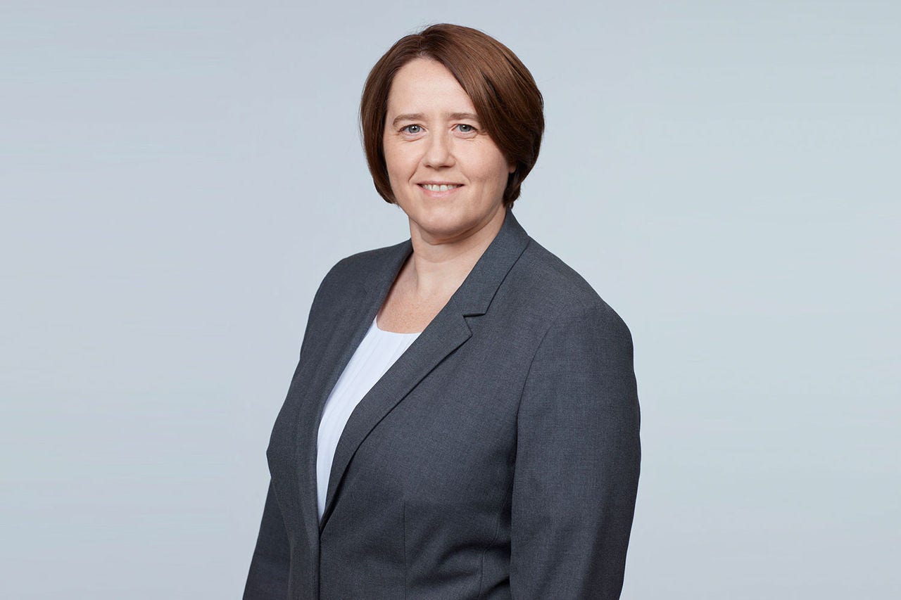 Porträt von Karin Kovacs vor einem hellgrauen Hintergrund