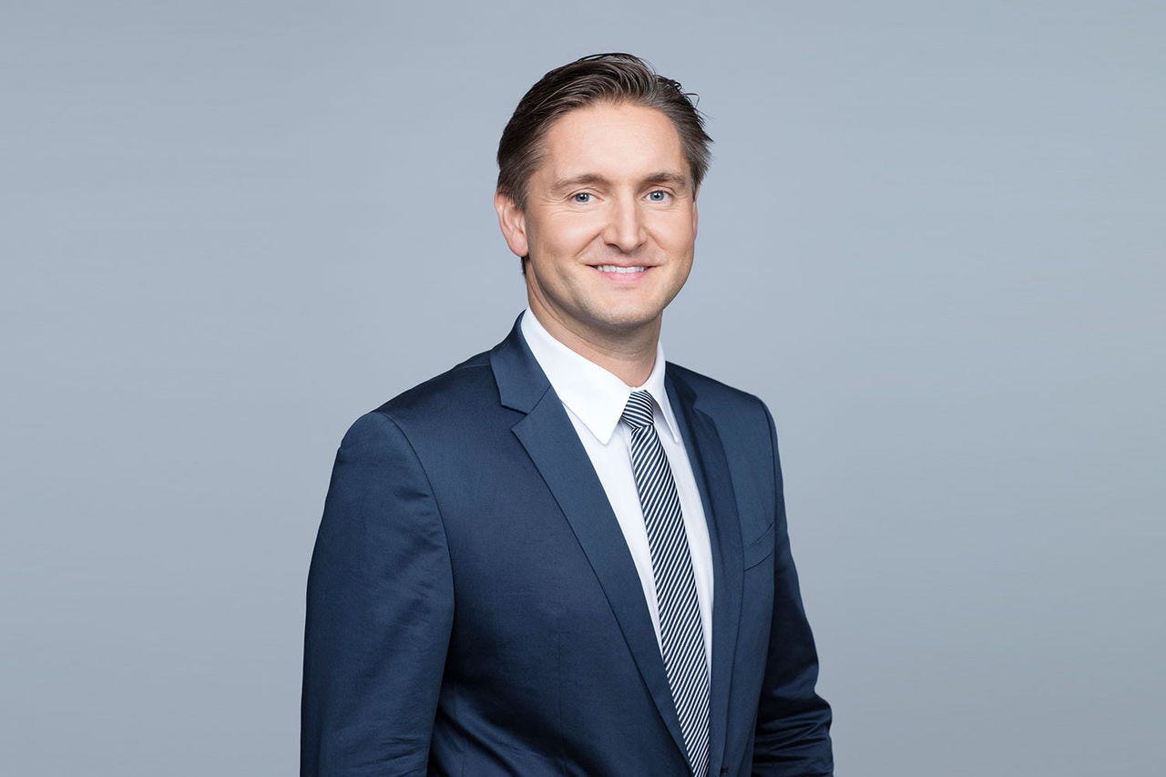 Porträt von Franz Josef Arztmann vor einem hellgrauen Hintergrund