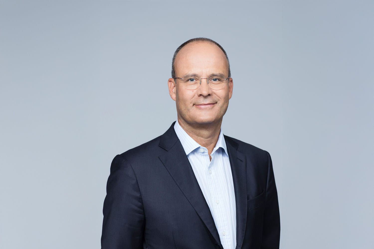 Porträt von Ferdinand Kleemann vor einer hellgrauen Wand