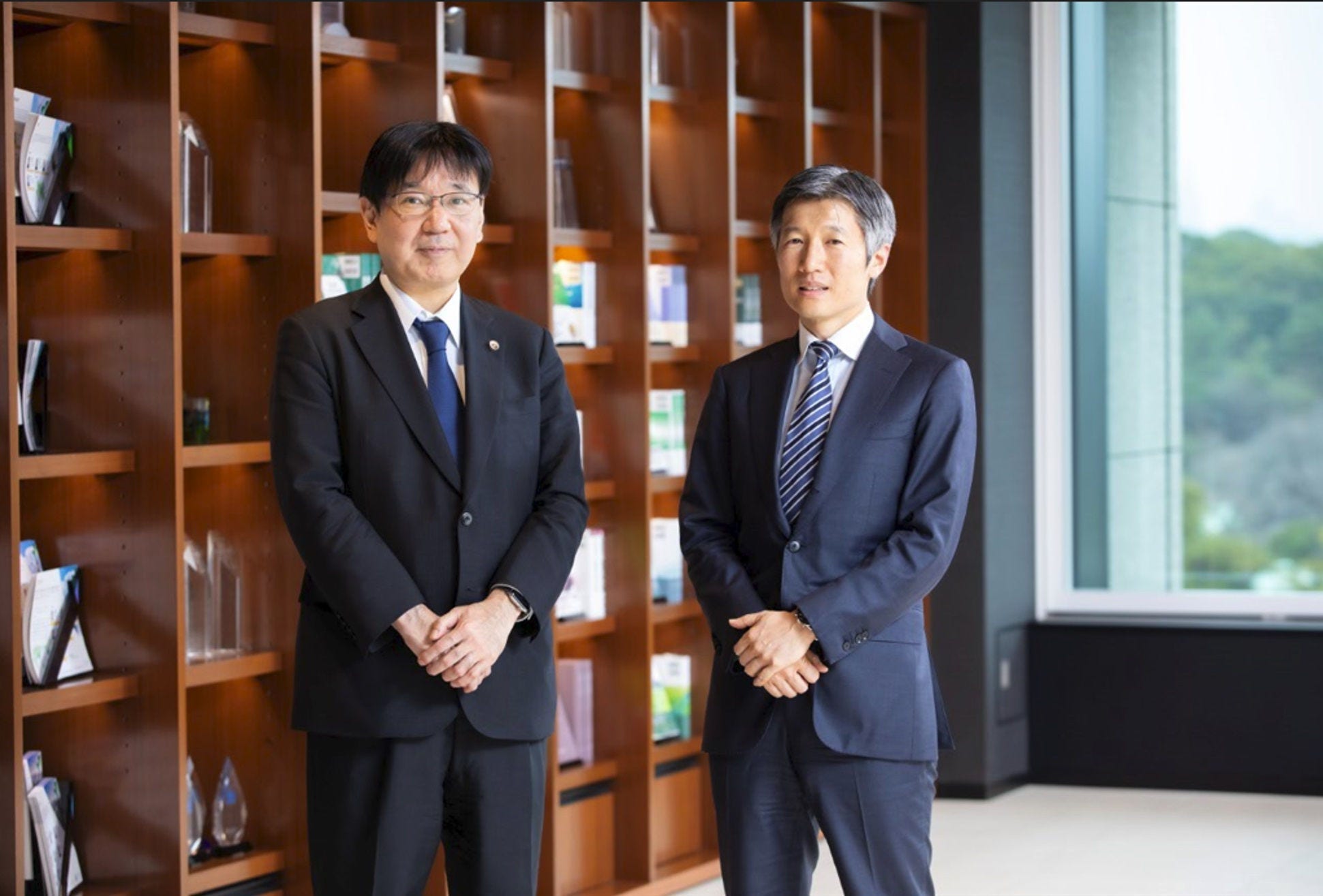 対談する二人の立ち姿