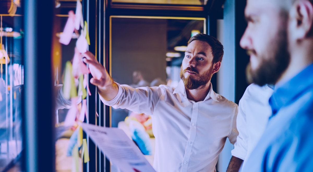 Colegas a trabalhar num quadro