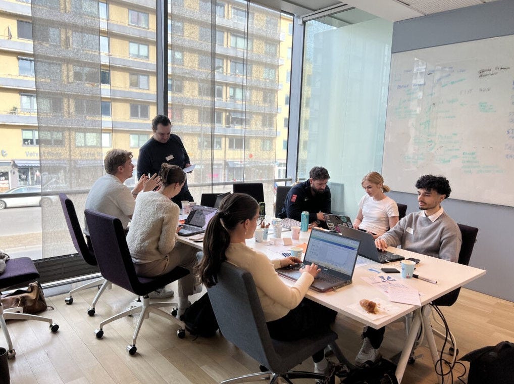 Deltakere i hackathon jobber med oppgavene