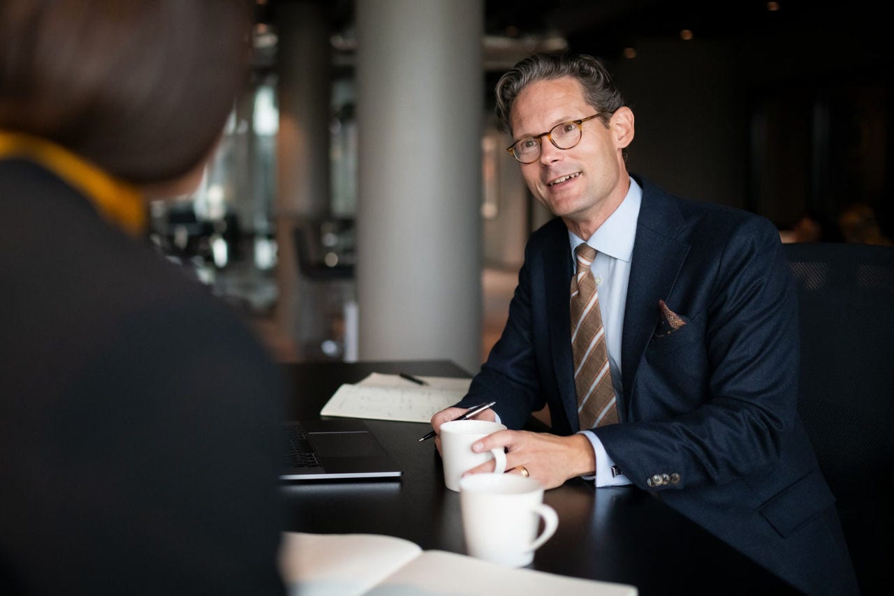 businessmann med kaffekopp