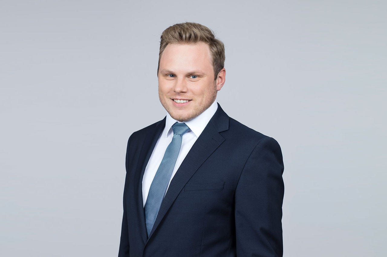 Porträt von Matthias Schröger vor einem hellgrauen Hintergrund