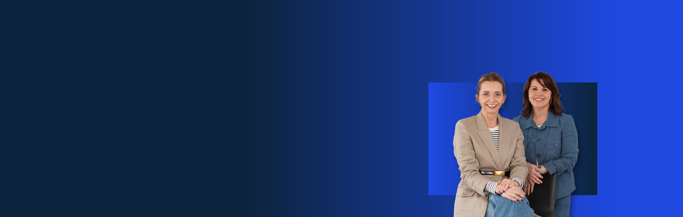 Drei Personen sitzen und stehen auf einem blauen Möbelstück vor einem hellblauen Hintergrund. Die Person links trägt einen hellen Anzug, die mittlere Person trägt ein dunkles Outfit, und die Person rechts trägt ein gemustertes Oberteil und dunkle Hose. Der Hintergrund ist in einem hellen Blauton gehalten, mit einem quadratischen Akzent hinter den Personen.